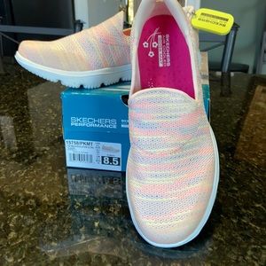 Women’s GO WALK Sketchers 8.5 NWT